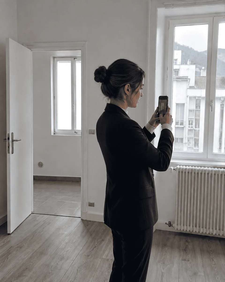 Gestionnaire photographiant un logement lors d’un contrôle sur place